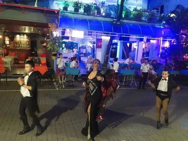 为什么东南亚男人里“娘娘腔”特别多？可能是因为太热了？

这里是刘小顺的旅行和生