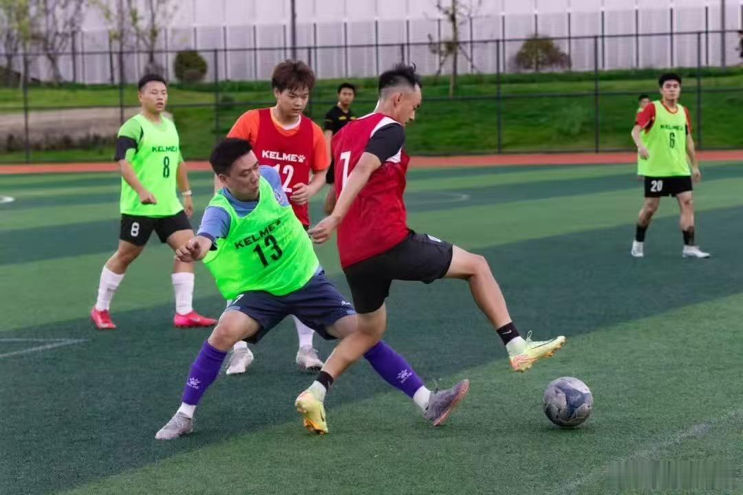 首届川超收官鲜小龙拿下本届川超金靴荣誉，射手榜榜单同步出炉，球员们一整个赛季的高