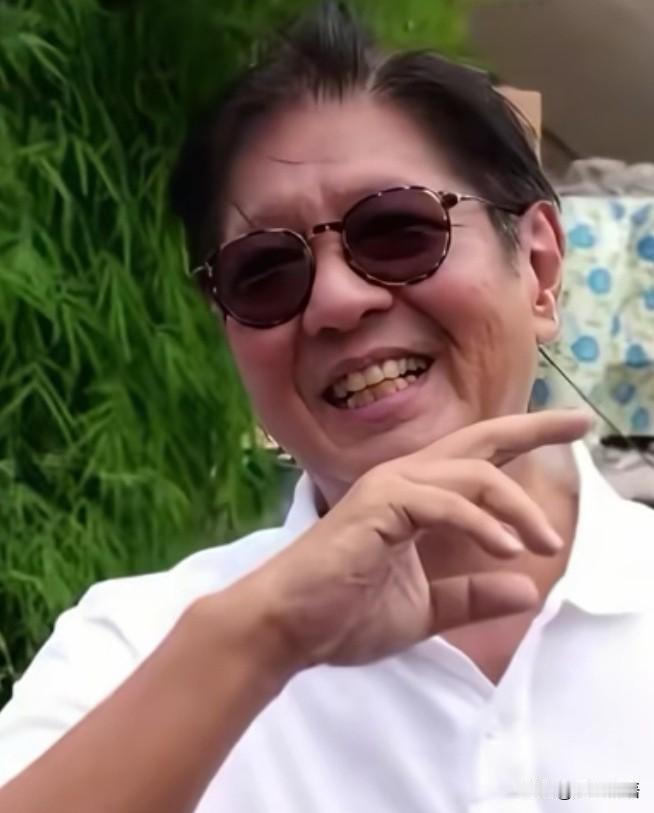 菲律宾总统大概脑子有问题了。6月10日菲律宾总统小马可斯视察地震灾区时，竟然两次