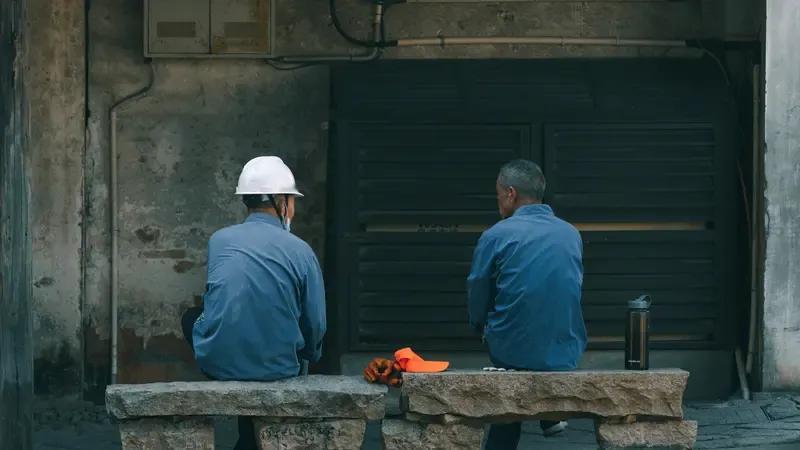 何年何月才能缩小差距，这是企业退休工人们的殷切期盼。同样拥有42年工龄，企业与事