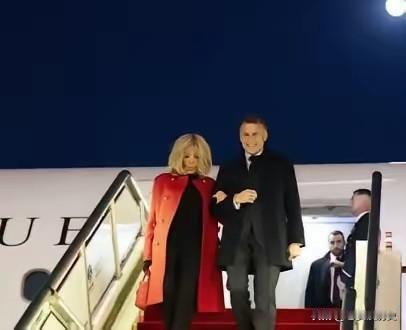 马克龙结束访华之行，法国随行人员：好震撼！我们住的酒店在高楼之间，成都的高铁站像