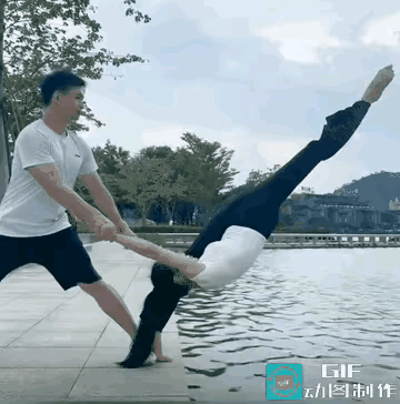 晒图笔记大赛这姑娘功夫不浅，这腰板，这腿功太厉害了