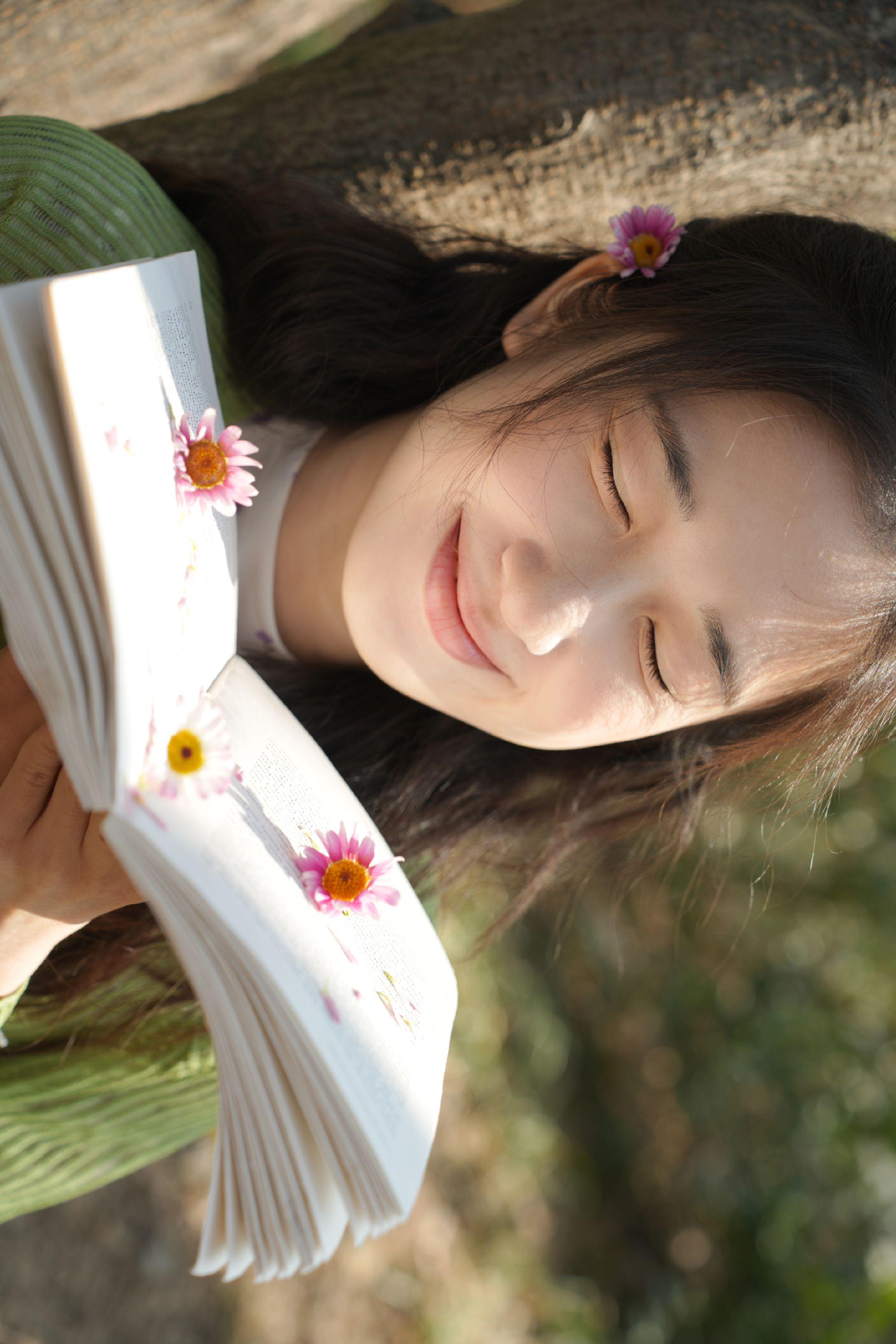 仿佛你只需静静看我一眼。