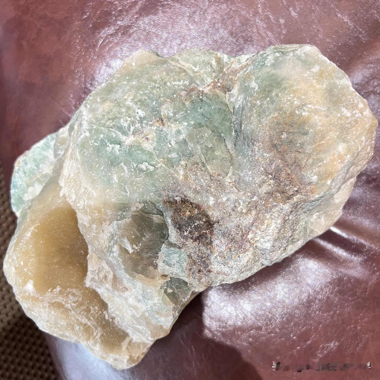 有没有懂石头的，帮助看一下，有没有价值。昨天在山里玩，在乱石堆中发现了这块石头，
