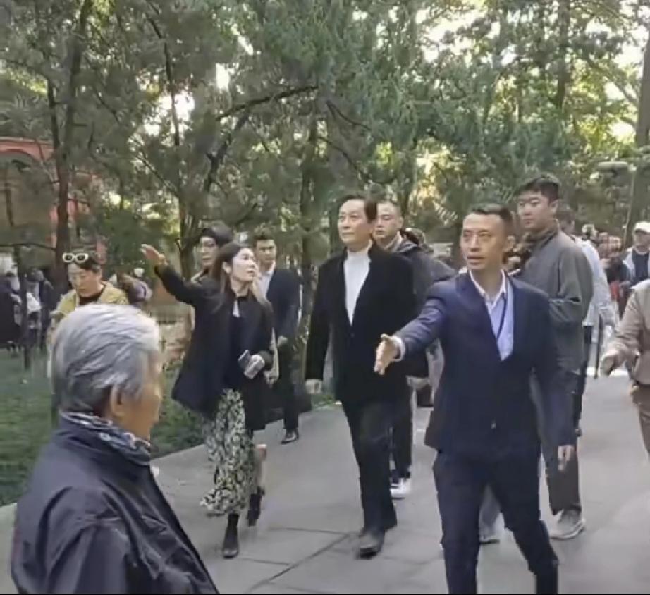 都是名人，从游园的排场，高下立判！
这两天在视频平台上看到两则名人游园的场景，一