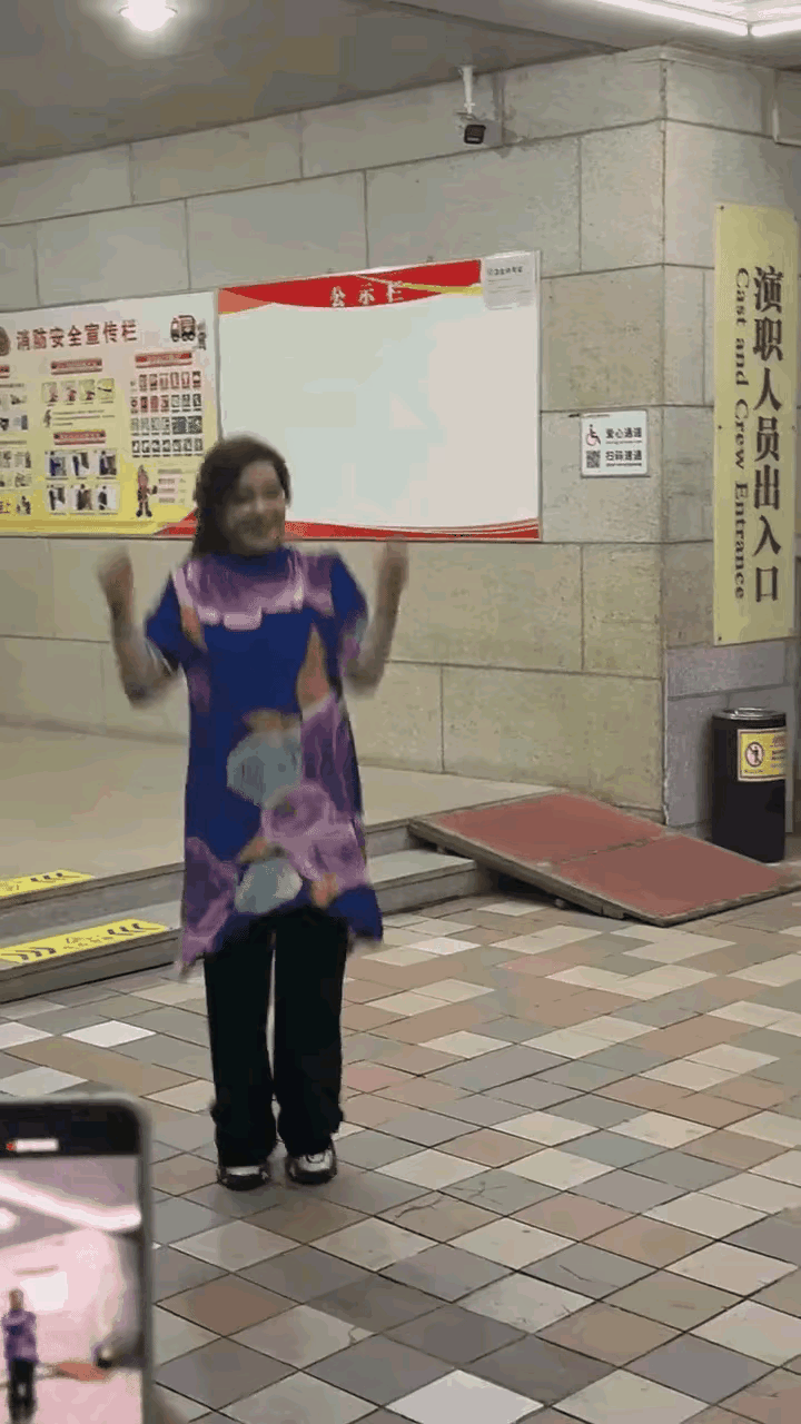 刘晓庆的日常行为和同龄人就不一样，显示刘晓庆确实很年轻，从内而外，从头到脚，从言