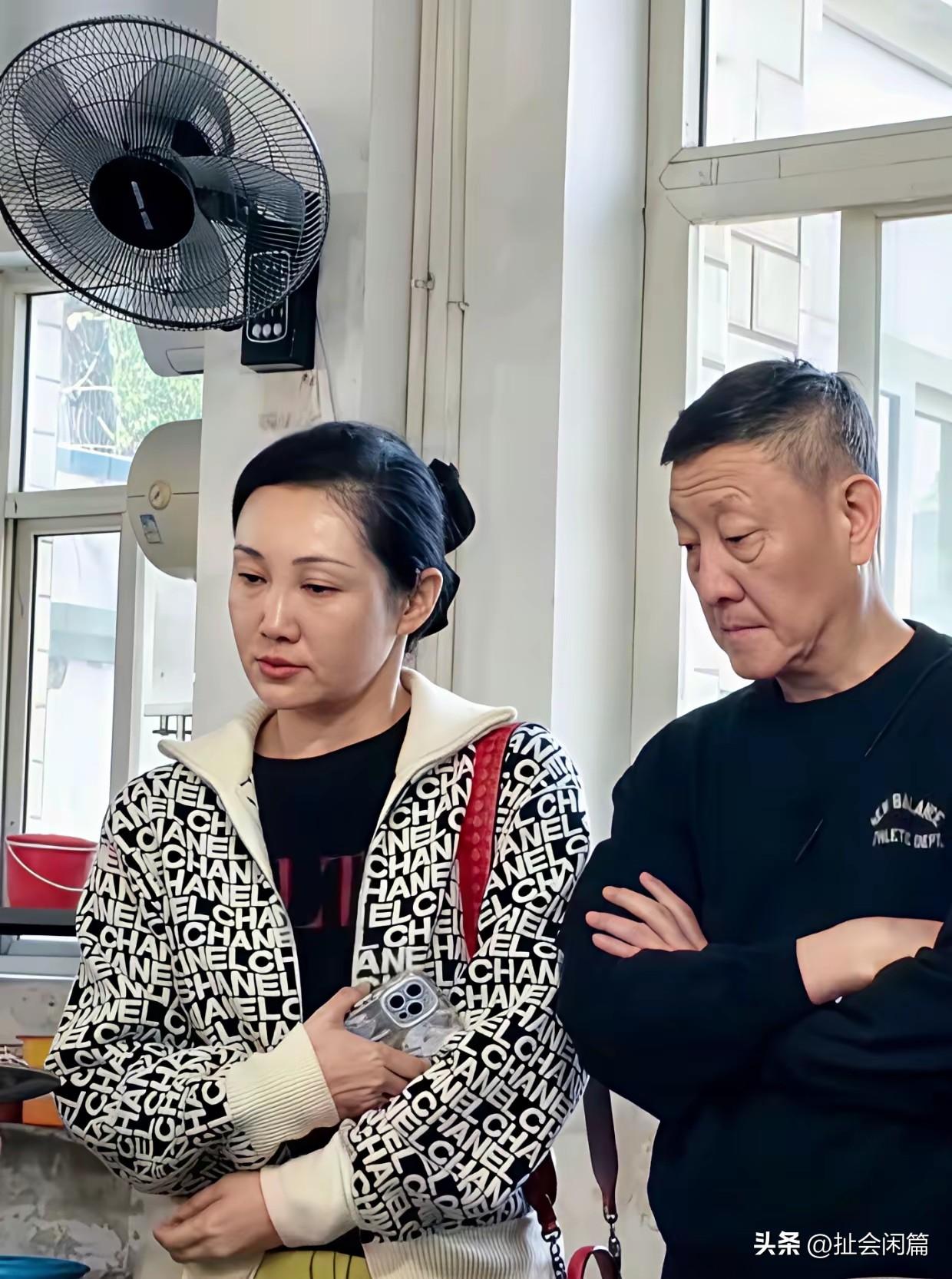 韩磊现在瘦成了这个样子，跟以前比瘦了一大圈。
他现在是58岁，最近几年登台的时候