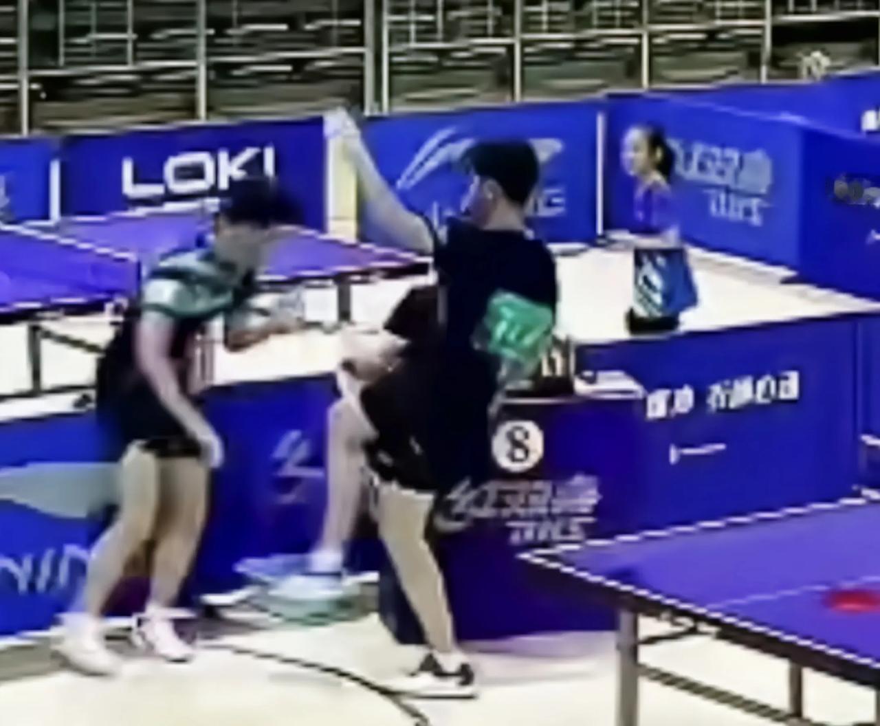 贺睿宸一下子懵逼了，就因为赢了对手曹彦灏，竟然被对手拳打脚踢
这两天乒乓球圈里最