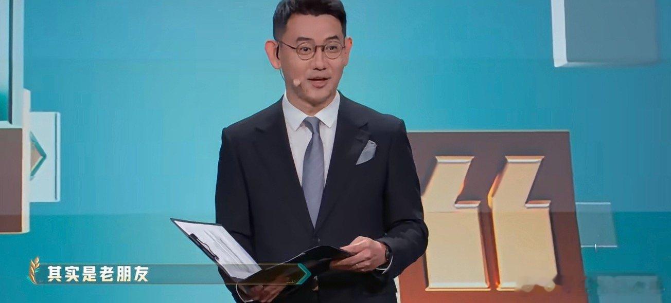 十五年前的求职者成了面试官徐鸿吉十五年前他站在舞台上是寻求机会的求职者，十五年后