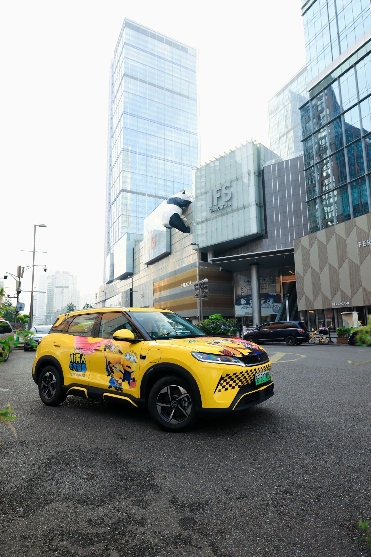 和小黄人元气车队一起去成都街上耍 专属小黄人车队亮相成都街头，整车软萌造型惹人驻
