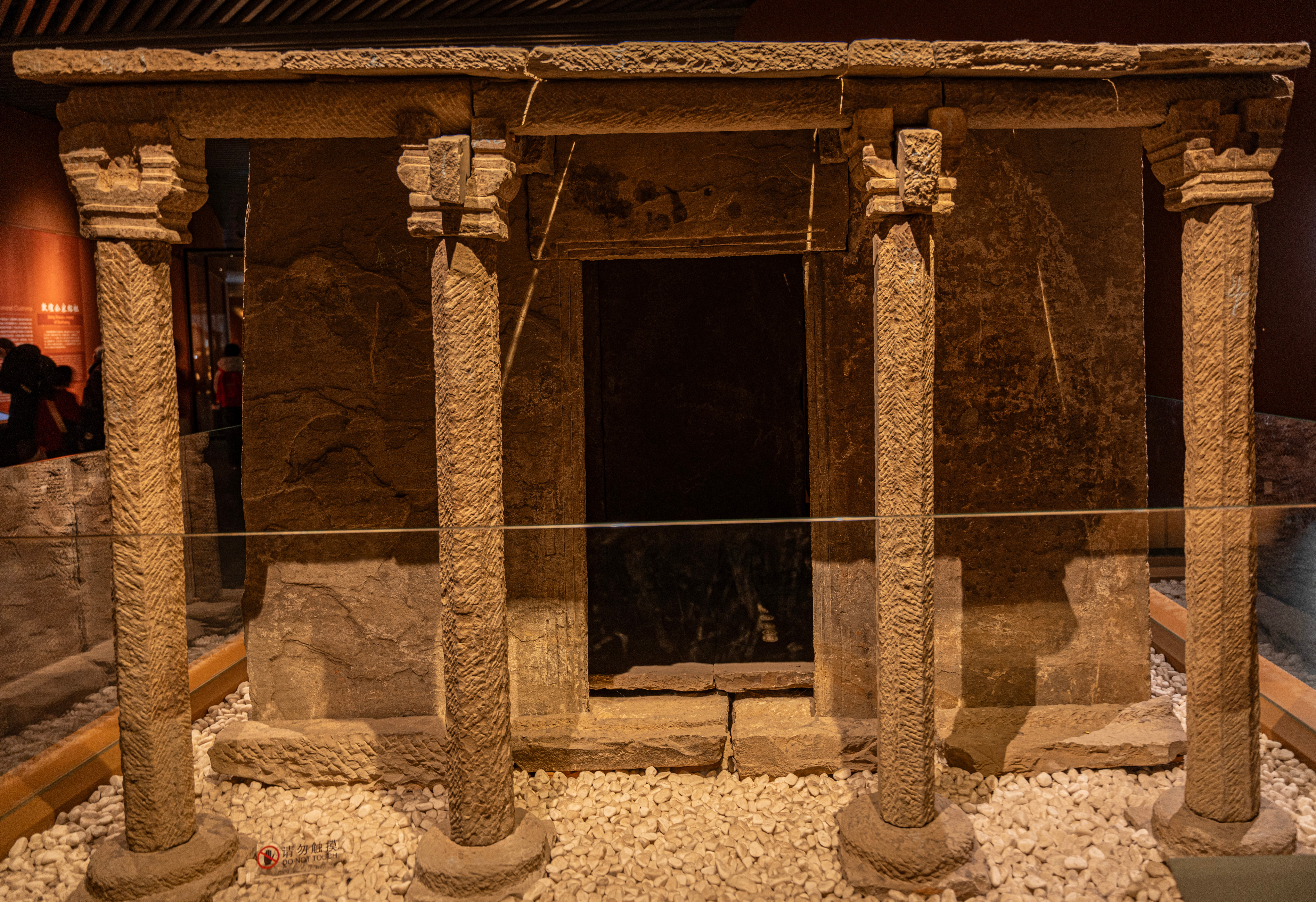 北魏尉迟定州墓石椁，大同博物馆藏，使用了汉代之后少见的一斗二升，廊檐与屋身屋顶坡