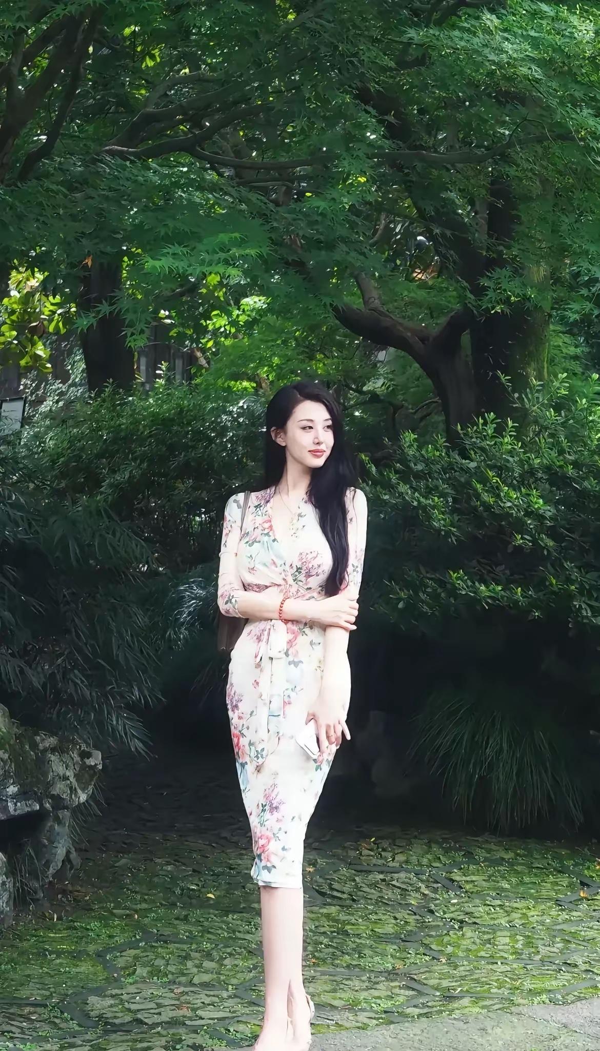 “春日漫步，花裙飘逸，绿意盎然”🌸🌿👗