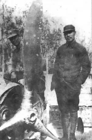 1940年，新四军第四师的师长彭雪枫和参谋长张震在板桥集战斗中击落的日机残骸前留