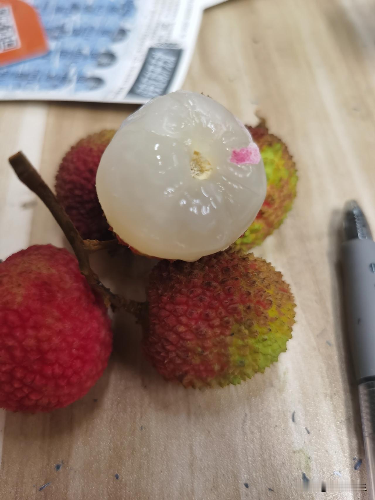 今年深圳的荔枝真是便宜到笑！刚去楼下水果店，妃子笑才十几块一斤，红绿带皮、壳薄肉