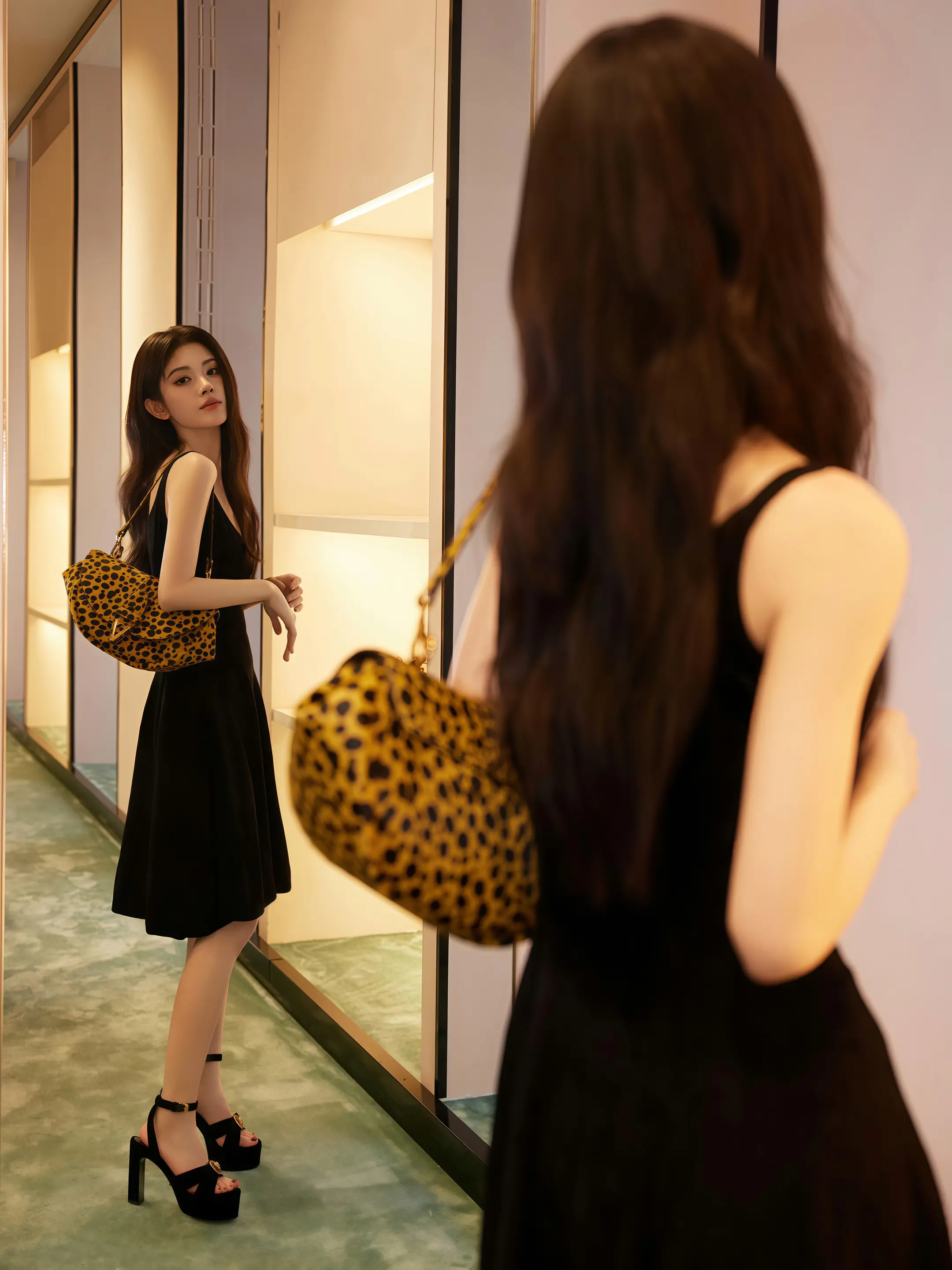 成功女人的背后是自己。