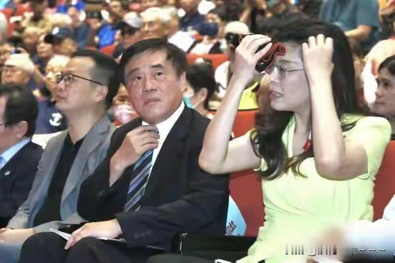 毫不含糊！
张亚中最终辩论说:台湾只有最终统一这个选项。

面对大众辩论，立场坚