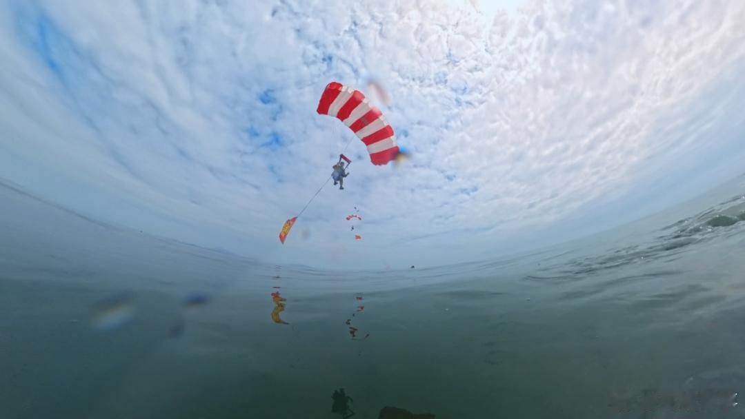 海军航空救生员，航母舰载机飞行员的“第五道拦阻索”
海军航空救生员是海军航空兵中