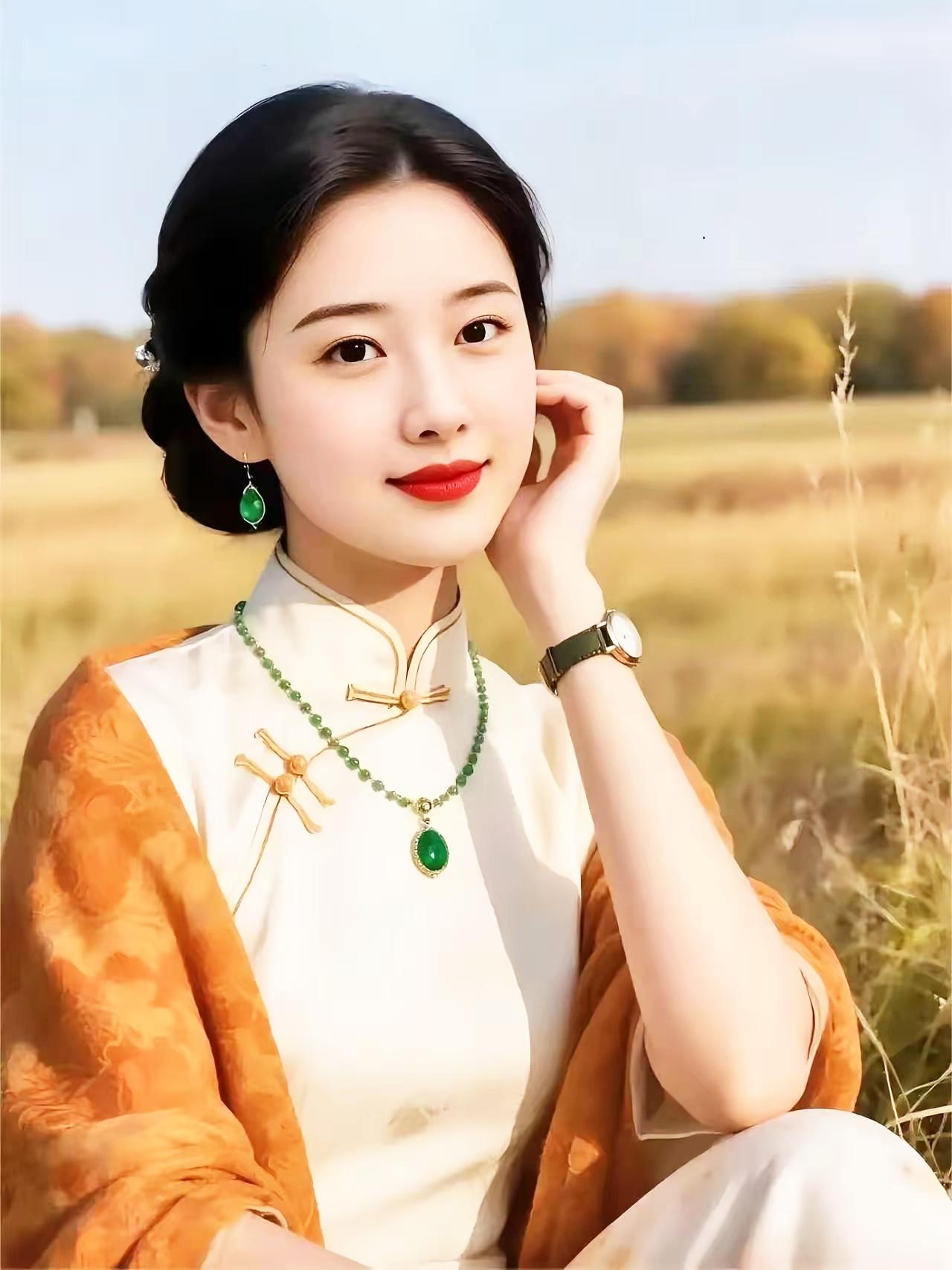 秋日暖阳下，古风美人轻抚耳畔，绿玉耳环与金饰相映成趣，尽显优雅与古典之美。