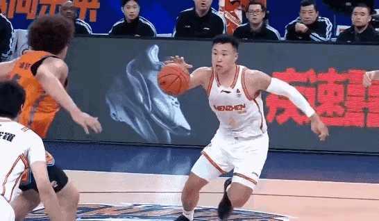 广东男篮目前就缺一个贺希宁这样的球员，看了昨晚广东跟宁波的比赛，突然发现现在无论