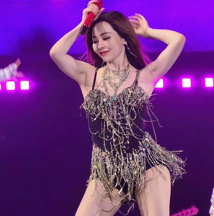 女歌手穿短裙开演唱会，唱得好好的，票从八百被炒到两千五。就因为她裙子短，没穿安全