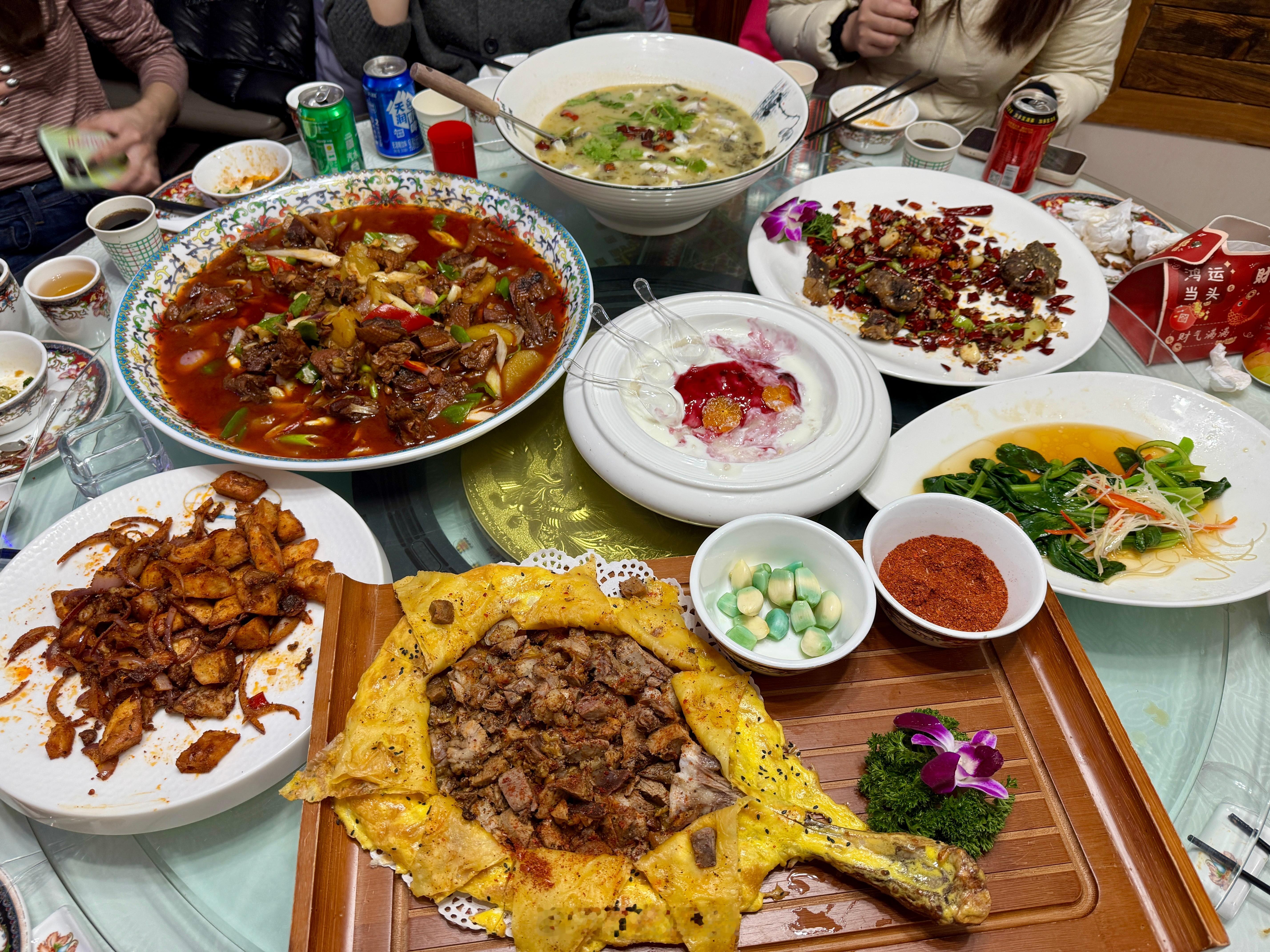 今天刨坑辛苦了，必须要多吃点！论新疆的菜量有多大，小孩跳里面洗澡都没问题吧雨丝的