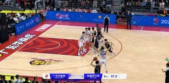 于德豪关键抢断，新疆114-110战胜广东完成赛季双杀。新疆队带着20分的领先优