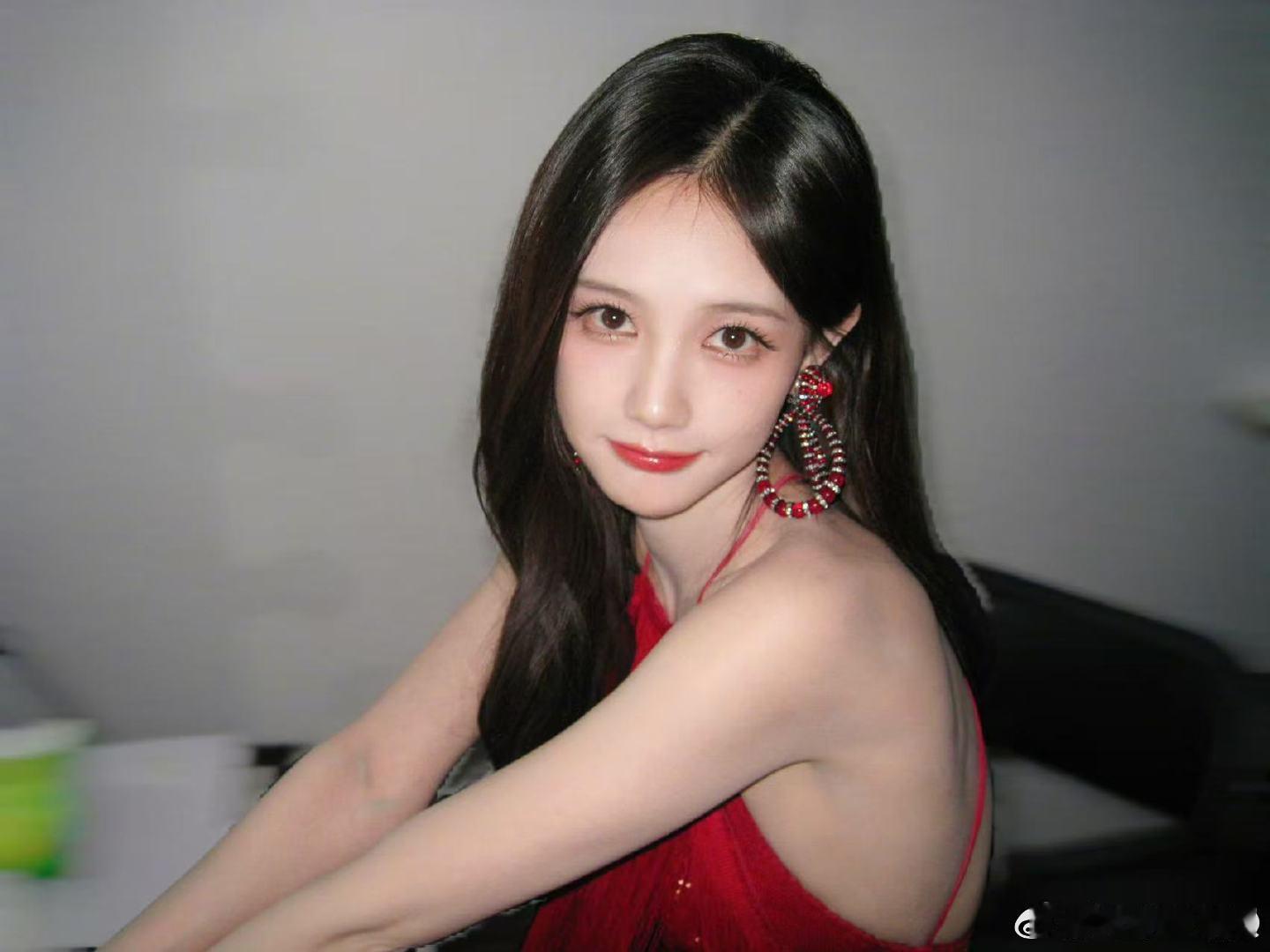 李一桐困到差点摔倒李一桐左脚绊右脚李一桐左脚绊右脚差点摔倒，这迷糊模样也太真实，