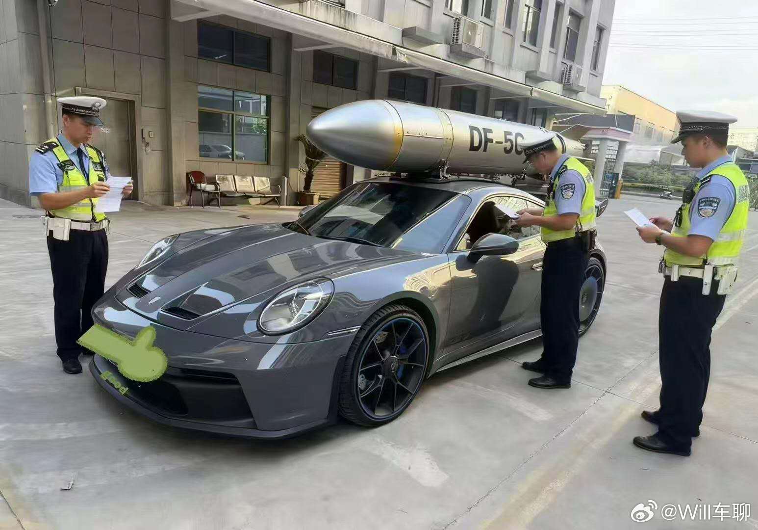 这按交规，应该是没有超出车顶载物范围的吧。。。 ​​​