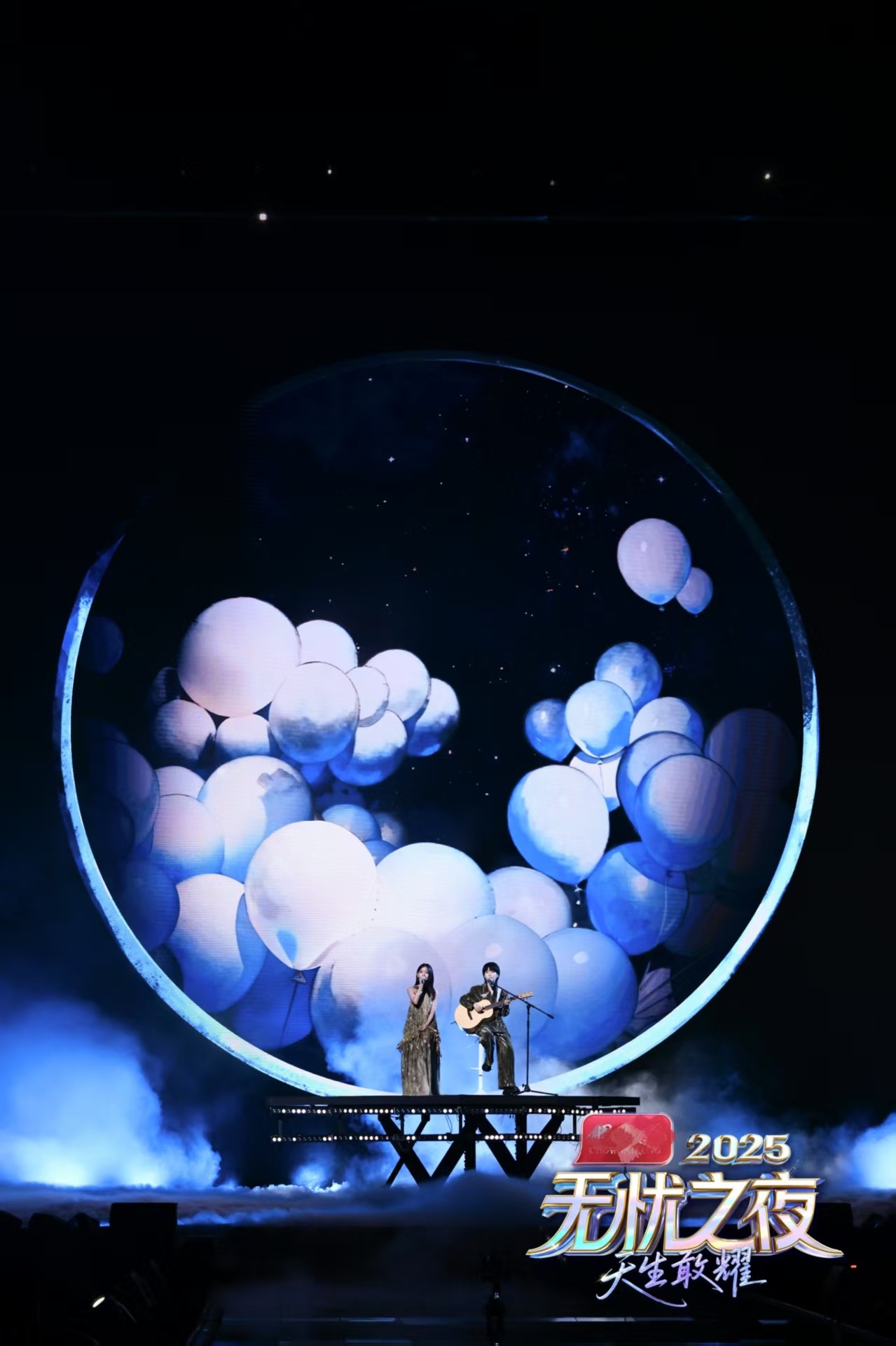 房东的猫日暮里舞台氛围感 听房东的猫在日暮里唱歌，就像走进了一个梦幻世界！舞台氛