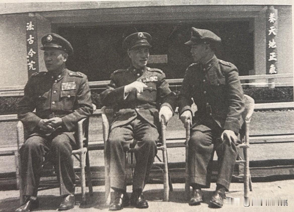 1947年7月10日，南京，蒋介石（中）主持中央训练团军官团第四期典礼，白崇禧（