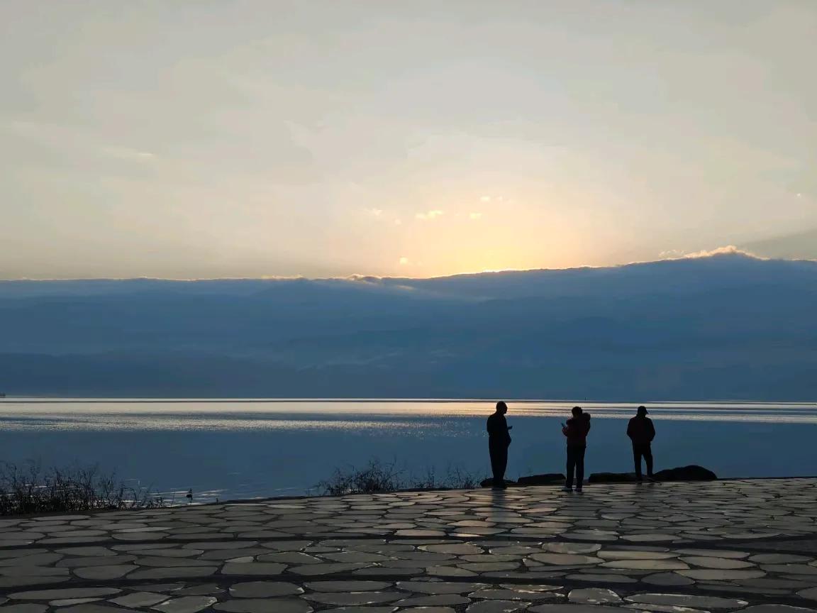 骊山旅友快乐行：
骊山驴友会七彩云南大环线，
西昌邛海，
宁静的湖面，
冬日的暖