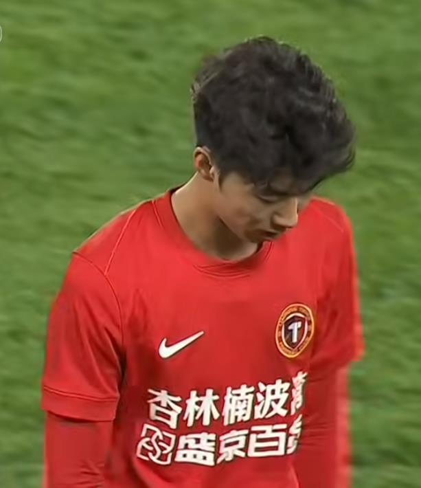 辽宁铁人队后卫线李浩然今天表现严重不及格，作为边线球员传中球直接传出界，防守更是