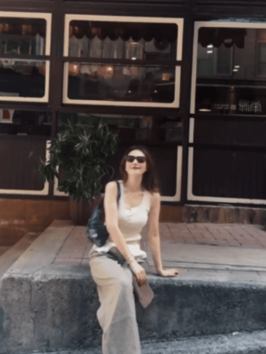 高圆圆吧唧就给了闺蜜一口视频里高圆圆孙嘉一的笑容好灿烂感染力十足，看两个美女穿的