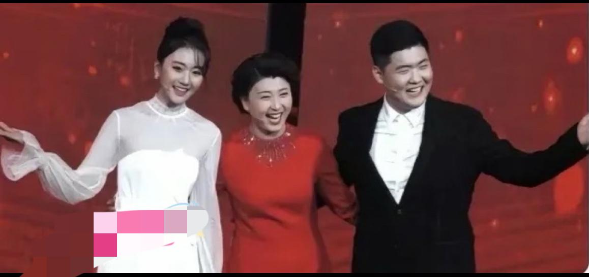 闫学晶的儿媳妇颜值很高，这次被婆婆连累，估计够呛了…

早年闫学晶带儿子儿媳上吉