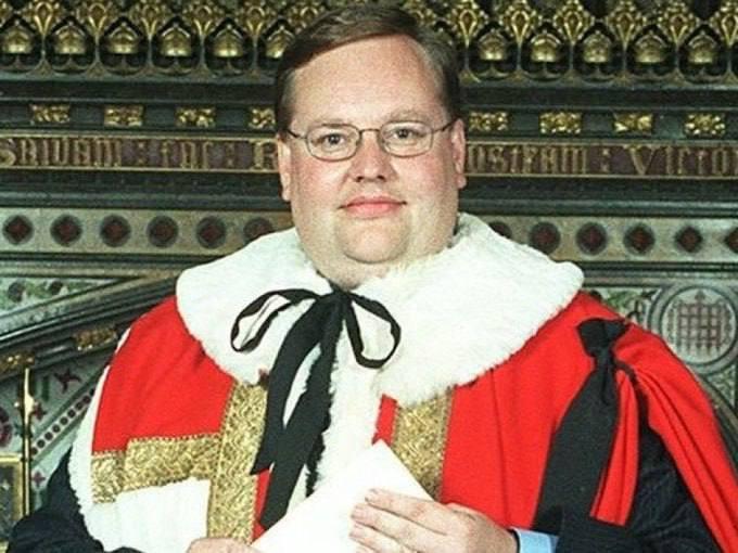 英国自由民主党的资深政客雷纳德勋爵，最近又摊上大事了，直接被暂停了党籍。
 
这