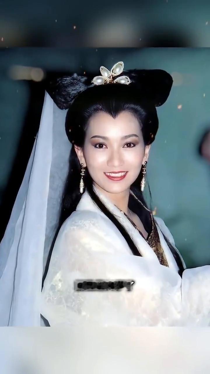 这是二零一五年赵雅芝去养老院慰问老人时的一张留影。当时赵雅芝已经六十一岁，也算是