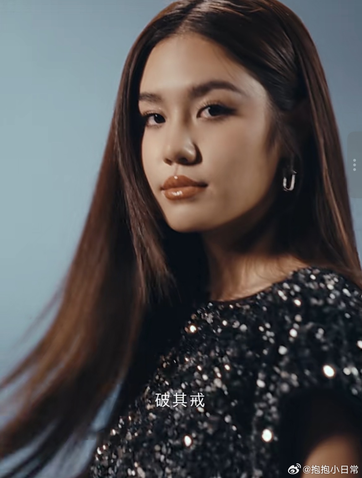 重重叠叠的记忆让她更理解了人生的无常，她在变幻中寻求到了一份内心的宁静与平和。2