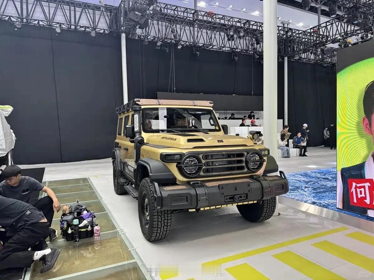 全新212 T01 高地版抵达了广州车展的展馆，今年的方壳子车也不少，这次的全新