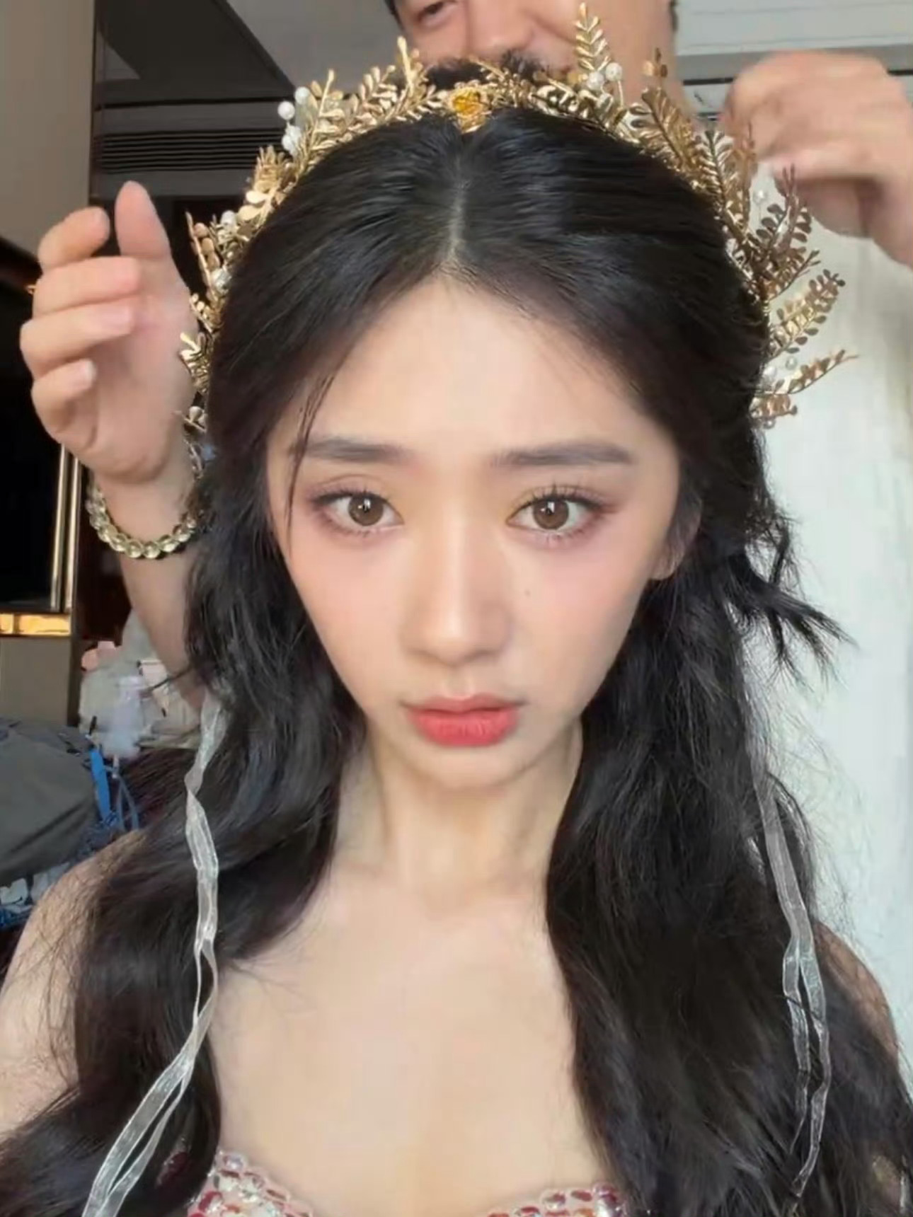 王影璐星光大赏直播像女友报备 谁懂这种被姐姐时刻挂念的感觉！直播里一边展示妆造一