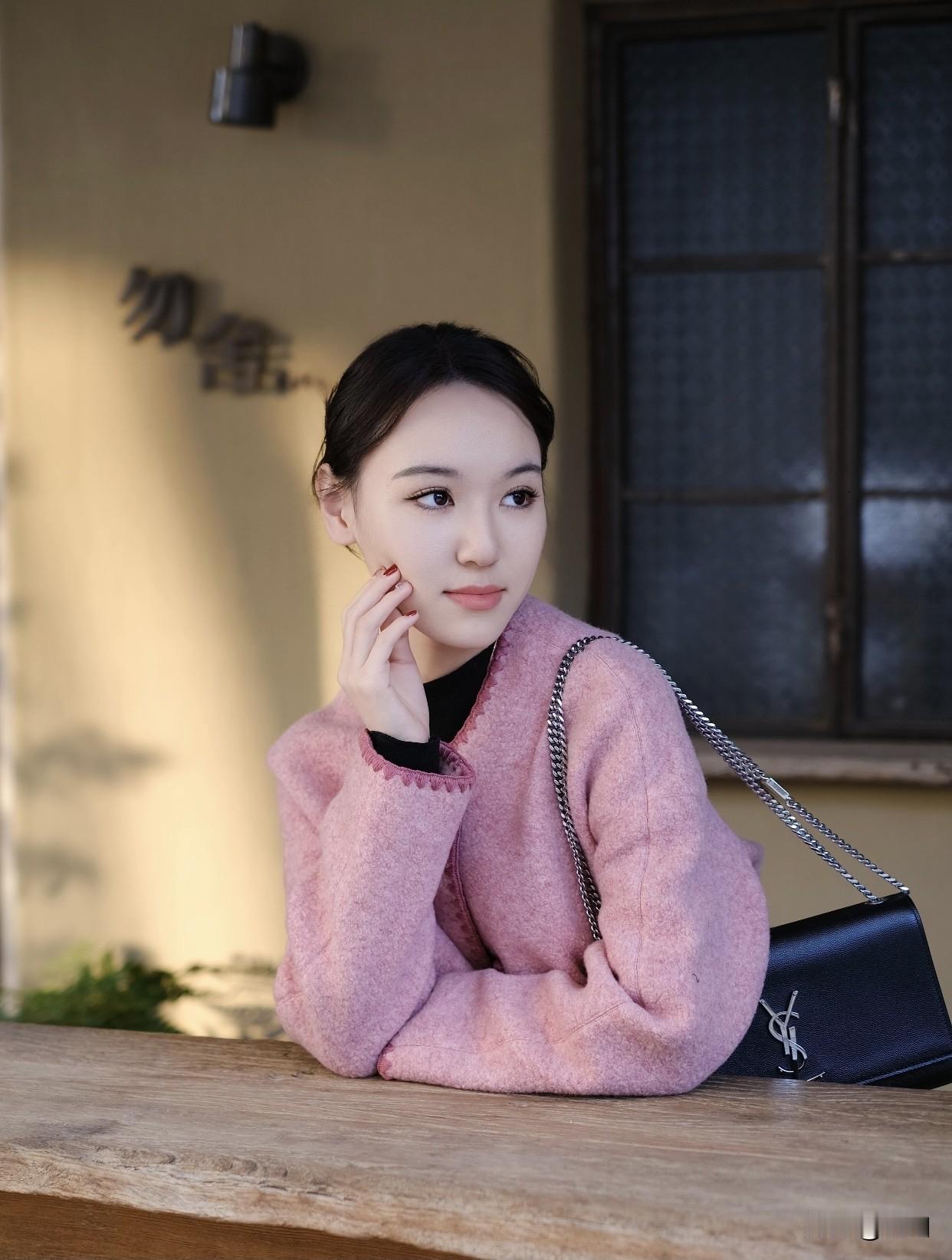 元素呼应也很绝，格纹、条纹、印花相互呼应，细节感直接拉满。风格统一也很重要，甜酷