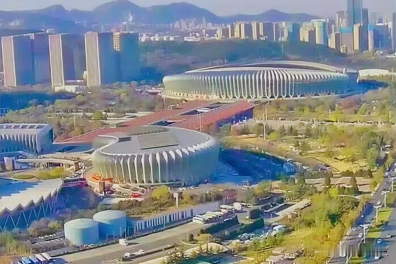 本地打工人经常吃的午餐外卖：超意兴，米村拌饭，海底捞一人餐，还有黄焖鸡米饭。
