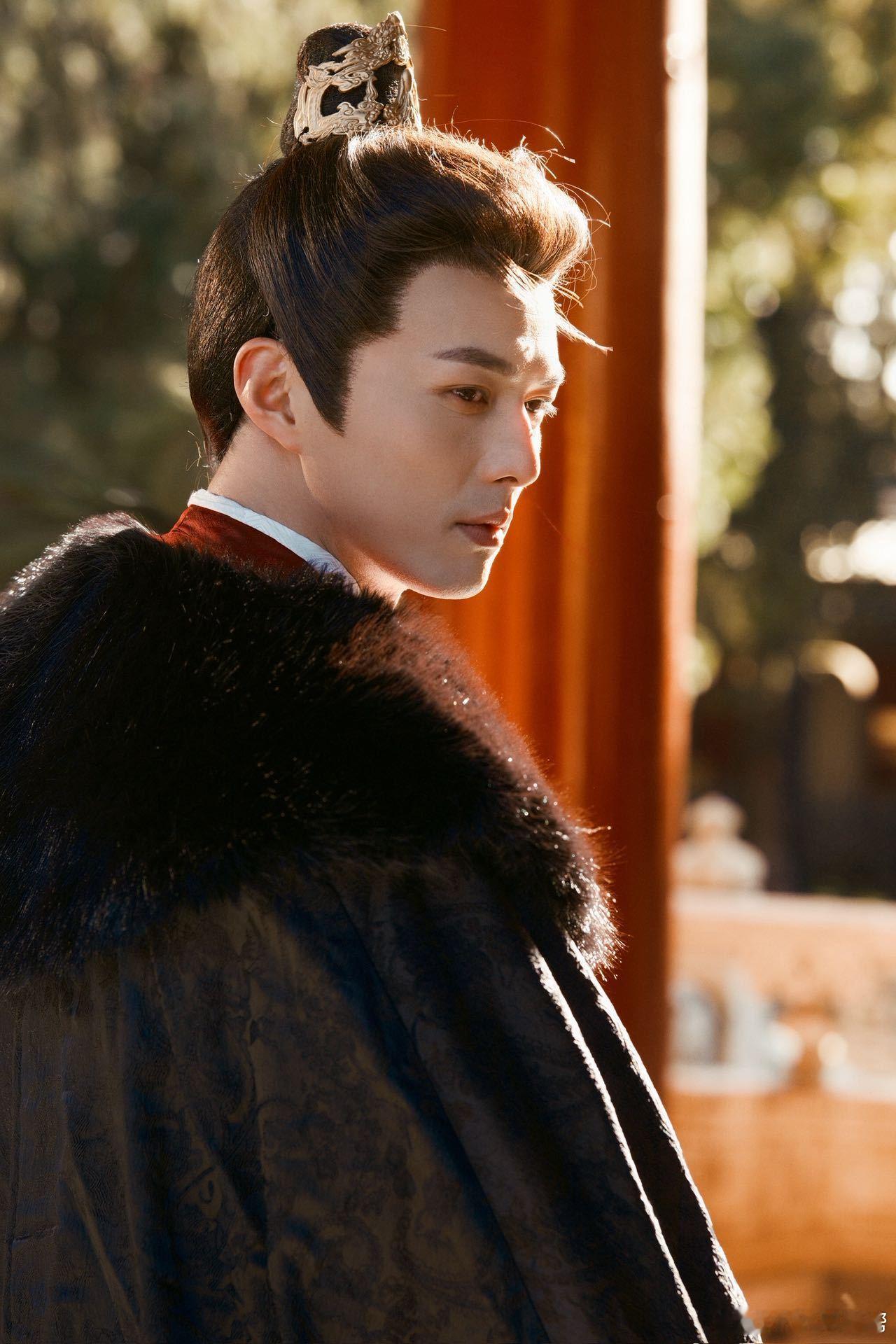 我镜头里的红衣战损叶祖新 就是这个神仙造型！红衣战损破碎又勾人，哥快收拾行李去横