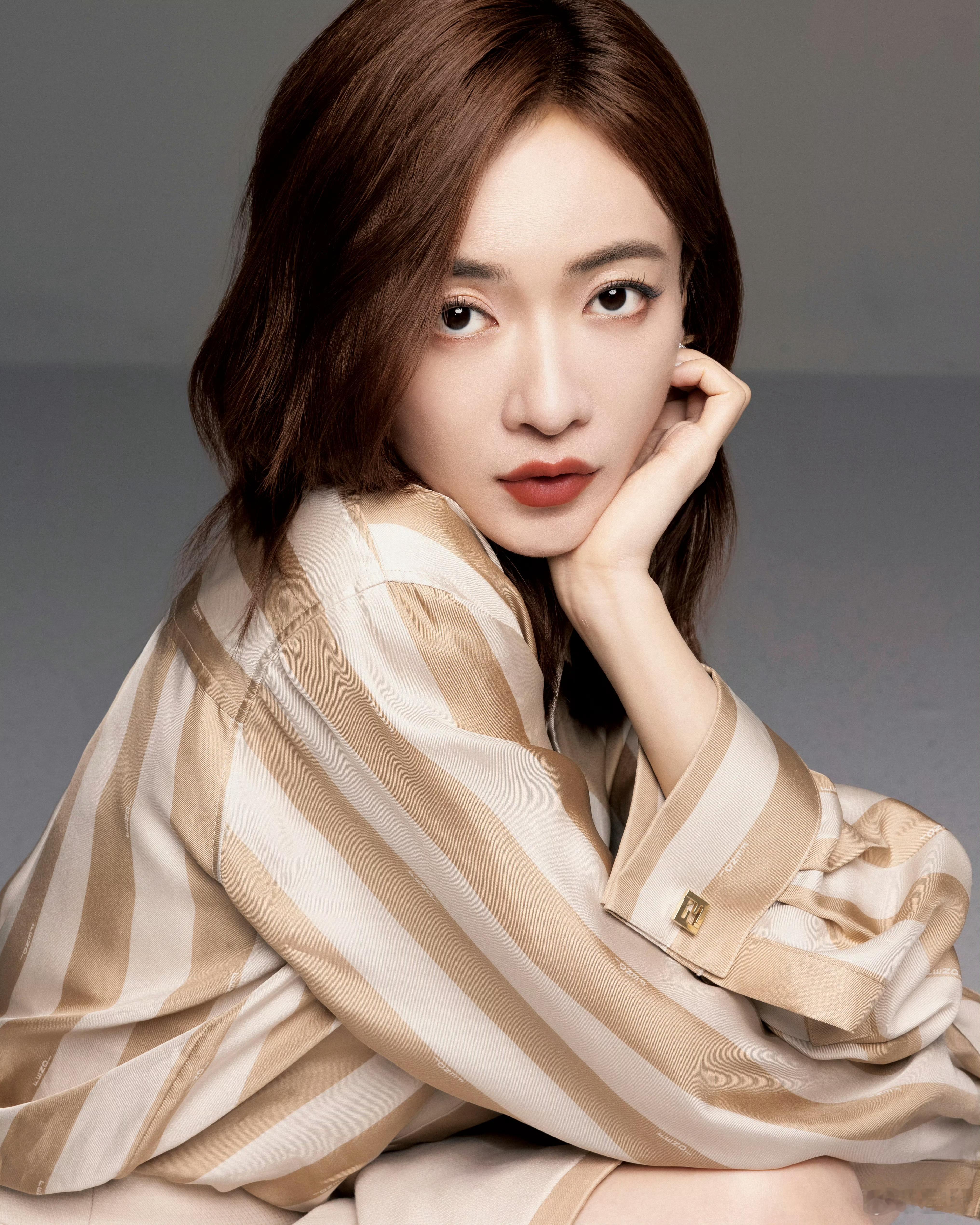吴谨言 💛 #墨雨云间# 扫楼，双开门西装造型又飒又美 ​​​