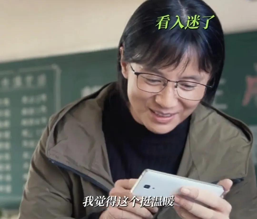 《山花烂漫时》
张桂梅在学校突然变松弛了，老师们都在讨论她的变化，张桂梅说自己不