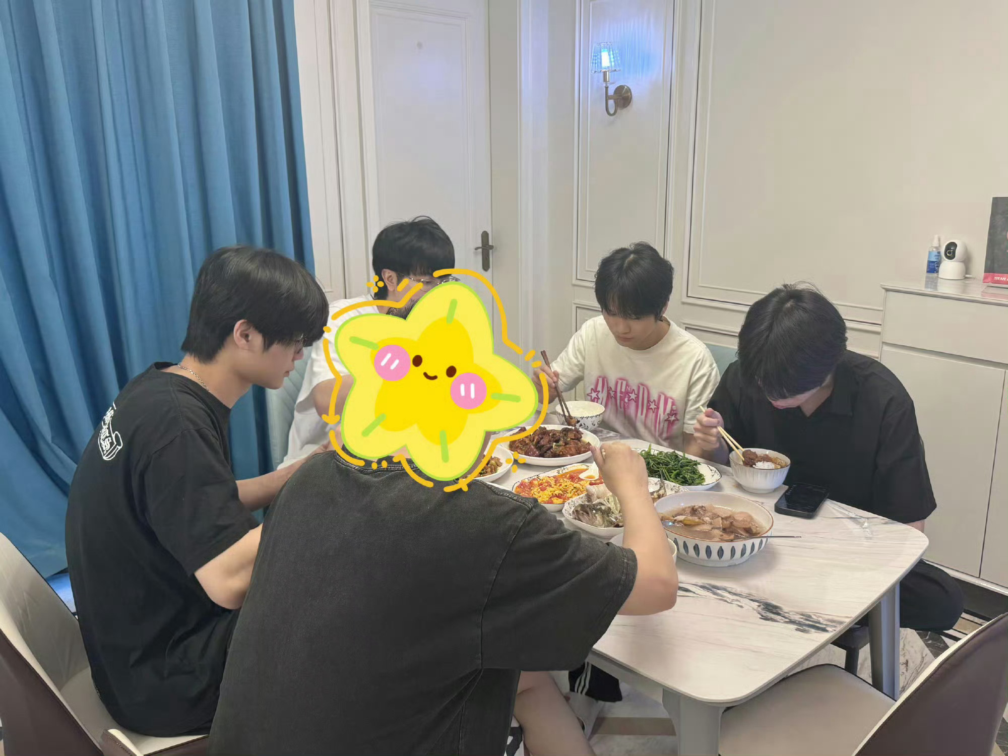 2026PEL夏季赛备战期，选手集体用餐画面曝光。餐桌配置七菜一汤，涵盖清蒸鱼、
