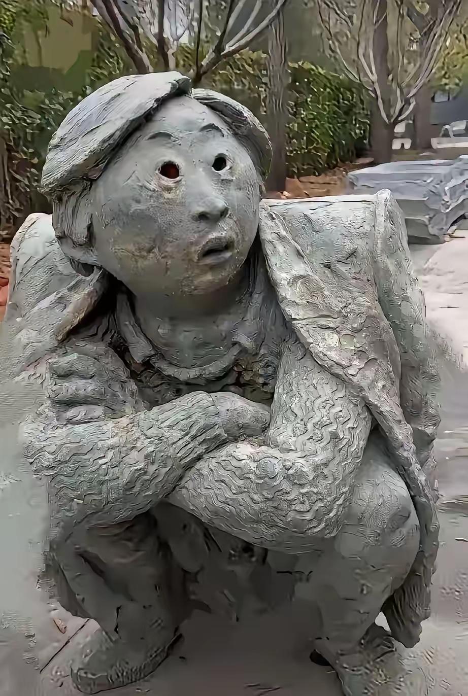 雕塑艺术作品应该引导真善美，突出高大上
有一《城市农民》雕塑， 是中央美术学院的