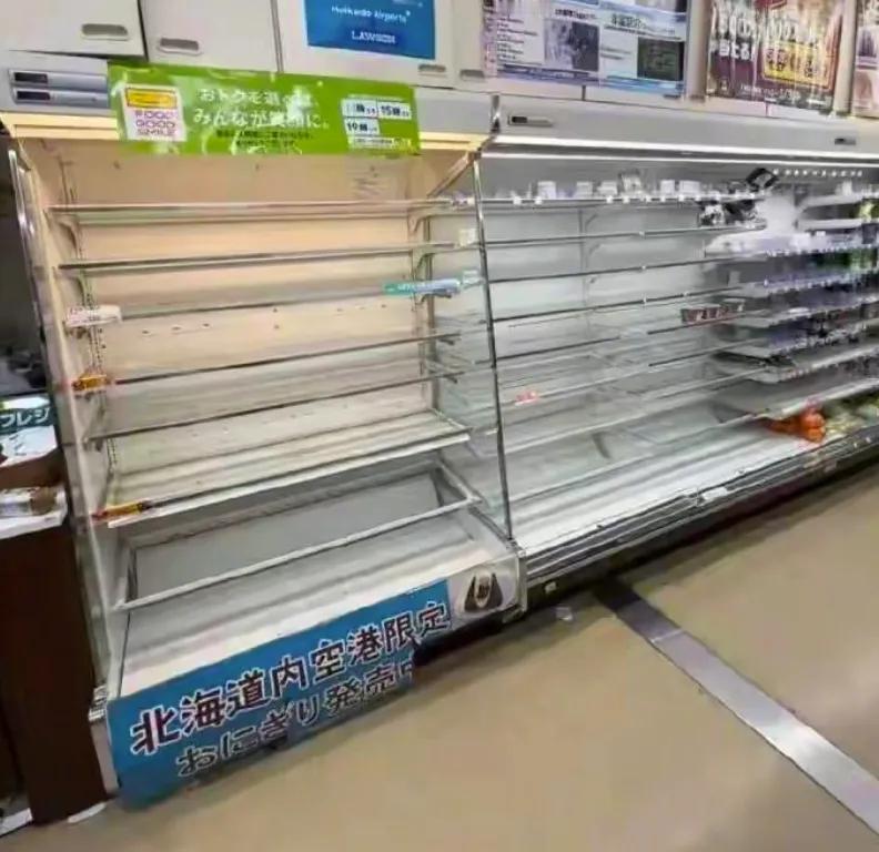 日本北海道icon新千岁机场大雪icon，很多中国旅客被迫滞留机场过夜，抱怨机场