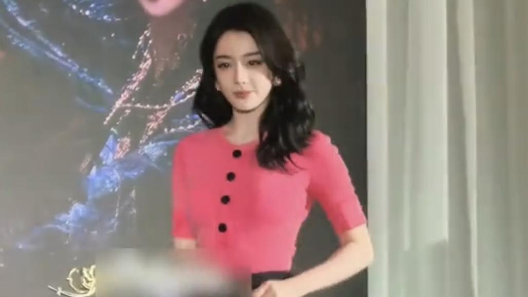 近日，迪丽热巴以一身粉色针织衫搭配短裙亮相，瞬间成为众人瞩目的焦点。她那轻盈的造