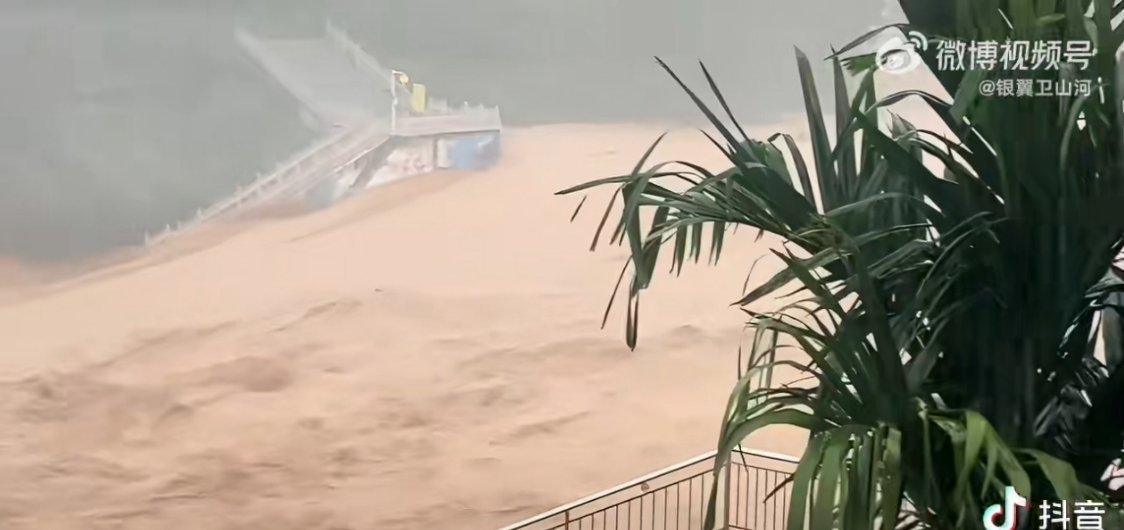 海南大暴雨特大暴雨都入秋了怎么还有这么大的雨，愿大家都平平安安的[祈祷] ​​​