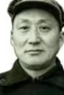 1948年，曾经踢死佣人的国军中将王泽浚，被俘虏时，大衣屁股上开着一个口子，帽子